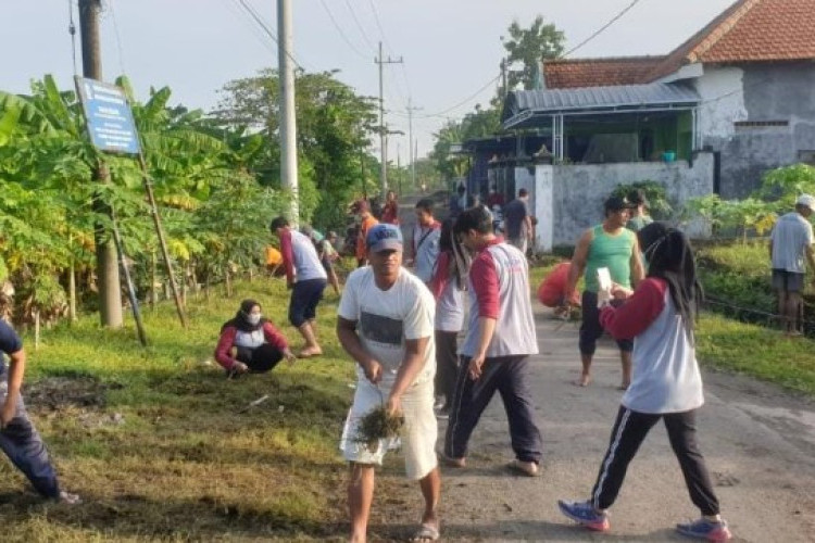 Kumpulan Contoh Undangan Kerja Bakti Via WA untuk RT/RW, Bisa Langsung di Pakai!