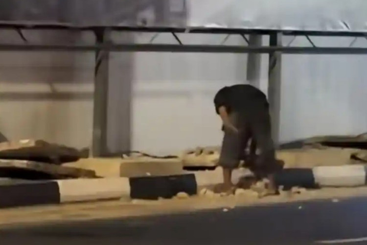 VIRAL! Video CCTV 'Rayap Besi' Curi Penutup Drainase Terowongan Pelita, Warganet: 'Ini Merugikan Banyak Pihak