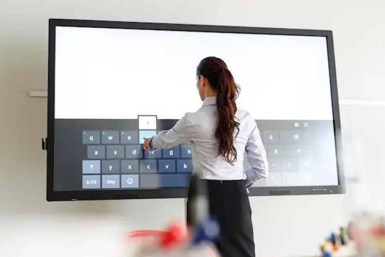 Daftar Harga Papan Interaktif Digital yang Fantastis Wujud Nyata Komitmen Pemerintah Meratakan Kemajuan Pendidikan