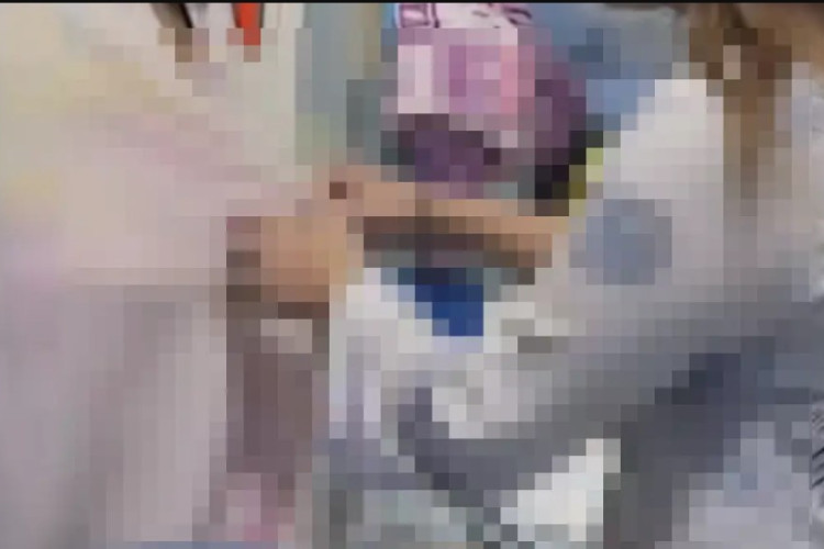 Link Video Handuk Putih Anak vs Ibu Viral Full Durasi, Isi Aslinya Diduga Tampilkan Adegan Tak Senonoh!