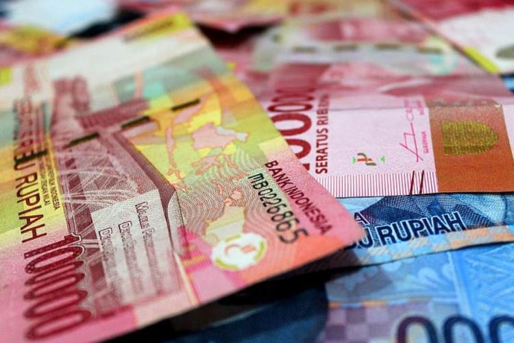 Ugal-Ugalan! Kurs Rupiah ke Dolar Tembus Rp18.050 Per Hari Ini, Cetak Rekor Pelemahan Terbaru