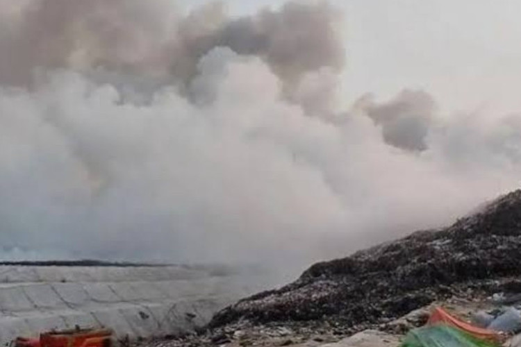 Kebakaran TPA Jatiwaringin Jadi Peringatan, Desak Pemerintah Hentikan Sistem Open Dumping