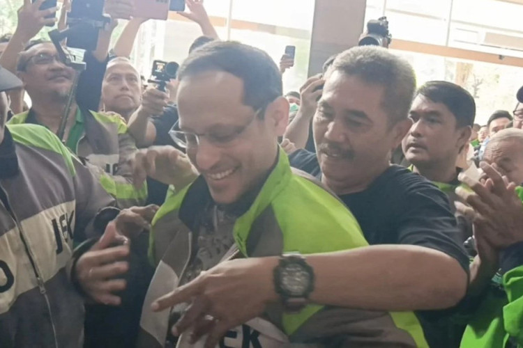 Jelang Sidang Pleidoi, Nadiem Makarim Pakai Jaket Ojol di Sidang Pembacaan Pembelaan Kasus Chromebook!