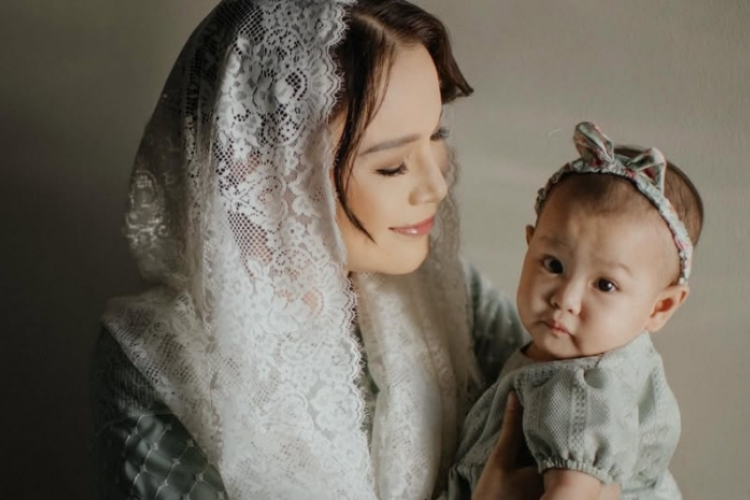 Siapa Orang Tua Kandung Raina? Balita yang Diadopsi Oleh Penyanyi Diva Tanah Air Rossa