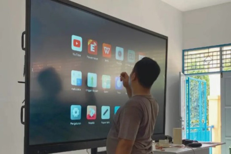 Manfaat Papan Interaktif Digital (IFP) Bantu Siswa Lebih Fokus Belajar Dengan Animasi Menari, Mulai Didistribusikan ke Seluruh Indonesia