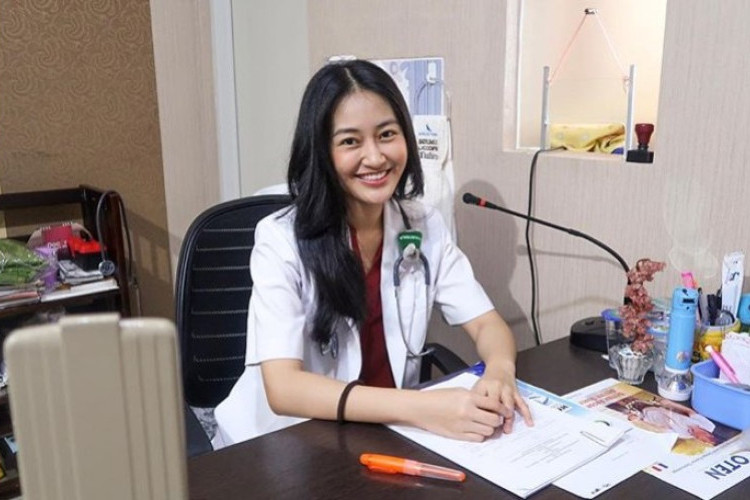 Clarin Hayes, Dokter Viral dengan Kontennya yang Beragam Hingga Membahas Seputar Kecantikan