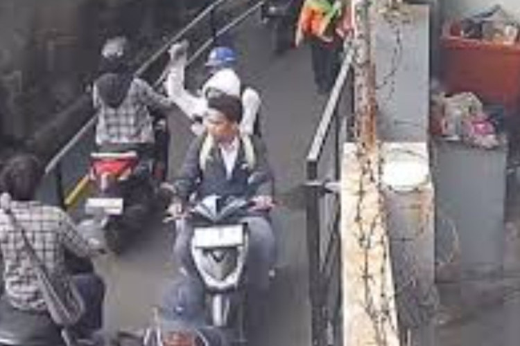 BRUTAL! Video Viral Pembacokan oleh Pelajar Terekam Jelas di CCTV Jakarta Barat, Polisi: 'Pelaku Sudah Ditangkap'