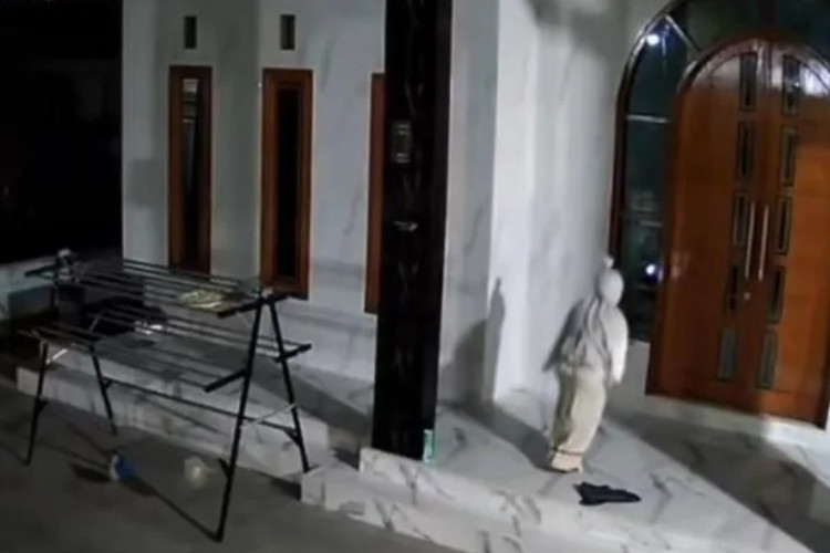 Heboh! Pocong Bawa Celurit di Bangkalan Datangi Rumah Warga, Pengurus Setempat Lakukan Penelusuran