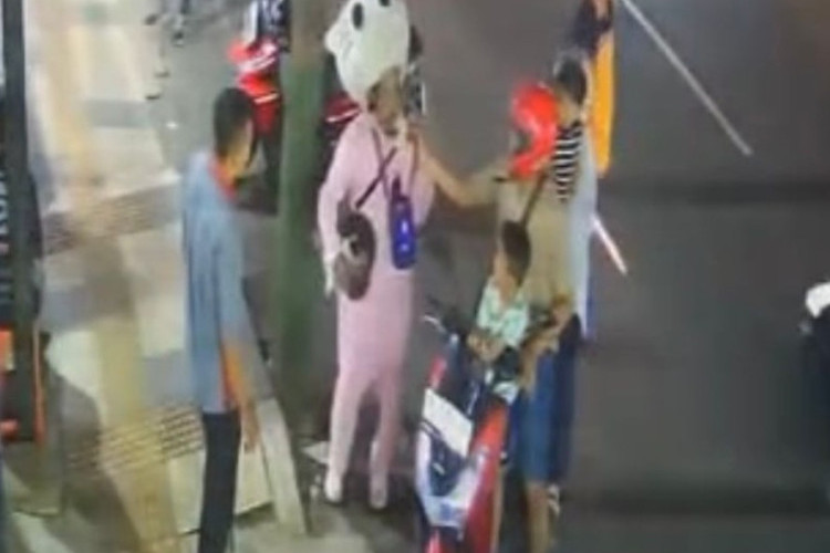 Video Oknum Polres Tuban Serempet dan Pukul Pengamen Badut Viral Media Sosial, Warganet: 'Udah Salah, Gak Ada Otaknya!'