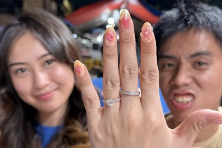 Selamat! Ini Dia Momen Manis Yuka Theo Melamar Michelle Christo di Tenda Warung Pecel Lele