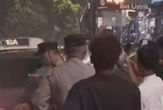 Demo Tolak Kenaikan BBM di Cikini Ricuh, Massa Bakar Ban dan Hadang Mobil Dinas yang Sedang Melintas