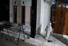 Heboh! Pocong Bawa Celurit di Bangkalan Datangi Rumah Warga, Pengurus Setempat Lakukan Penelusuran